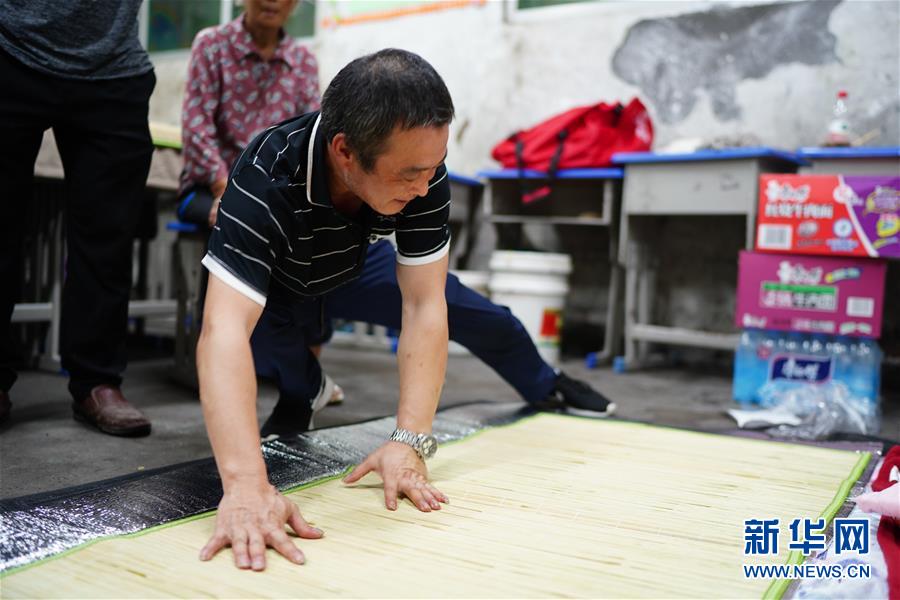 （在習(xí)近平新時(shí)代中國(guó)特色社會(huì)主義思想指引下&mdash;&mdash;新時(shí)代新作為新篇章&middot;習(xí)近平總書(shū)記關(guān)切事&middot;圖文互動(dòng)）（4）遮風(fēng)雨 送安穩(wěn)&mdash;&mdash;受災(zāi)群眾轉(zhuǎn)移安置中的暖心故事