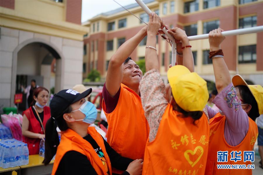 （在習(xí)近平新時(shí)代中國(guó)特色社會(huì)主義思想指引下&mdash;&mdash;新時(shí)代新作為新篇章&middot;習(xí)近平總書(shū)記關(guān)切事&middot;圖文互動(dòng)）（5）遮風(fēng)雨 送安穩(wěn)&mdash;&mdash;受災(zāi)群眾轉(zhuǎn)移安置中的暖心故事