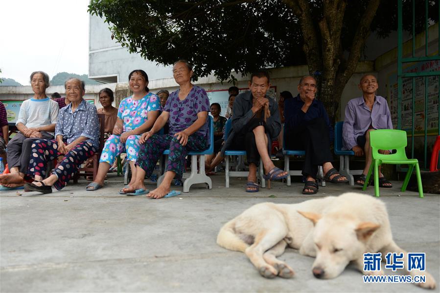 （在習(xí)近平新時(shí)代中國(guó)特色社會(huì)主義思想指引下&mdash;&mdash;新時(shí)代新作為新篇章&middot;習(xí)近平總書(shū)記關(guān)切事&middot;圖文互動(dòng)）（8）遮風(fēng)雨 送安穩(wěn)&mdash;&mdash;受災(zāi)群眾轉(zhuǎn)移安置中的暖心故事