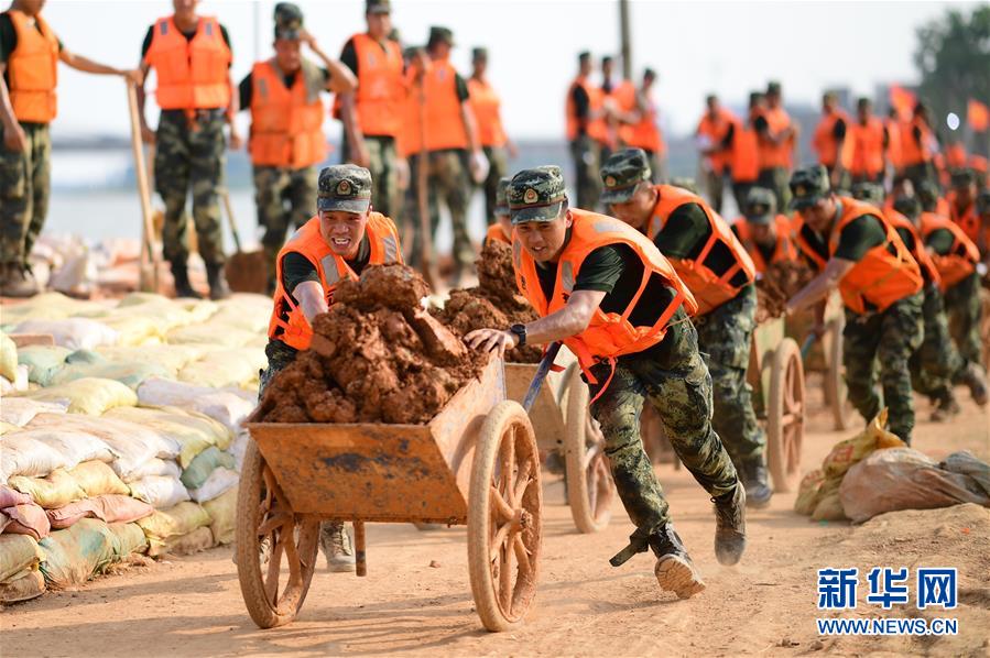 (新華全媒頭條·圖文互動)(11)百萬群眾大轉(zhuǎn)移——抗洪搶險救援直擊