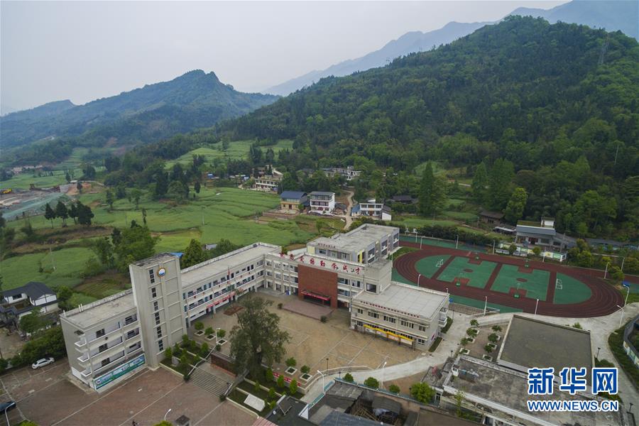 （新華全媒頭條&middot;圖文互動(dòng)）（12）&ldquo;美麗的中國(guó)夢(mèng)屬于你們&rdquo;&mdash;&mdash;以習(xí)近平同志為核心的黨中央關(guān)心少年兒童工作紀(jì)實(shí)