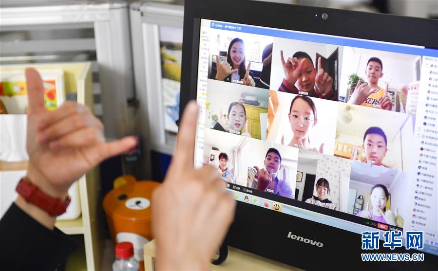 （新華全媒頭條&middot;圖文互動(dòng)）（17）&ldquo;美麗的中國(guó)夢(mèng)屬于你們&rdquo;&mdash;&mdash;以習(xí)近平同志為核心的黨中央關(guān)心少年兒童工作紀(jì)實(shí)