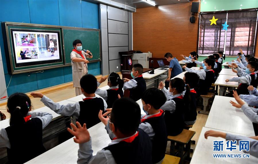 （新華全媒頭條&middot;圖文互動(dòng)）（18）&ldquo;美麗的中國(guó)夢(mèng)屬于你們&rdquo;&mdash;&mdash;以習(xí)近平同志為核心的黨中央關(guān)心少年兒童工作紀(jì)實(shí)