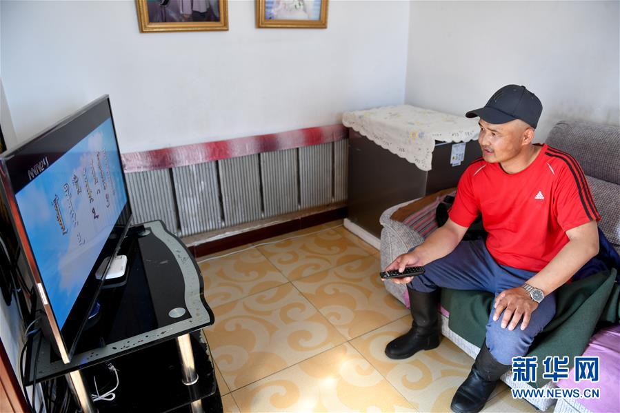 （走向我們的小康生活&middot;圖文互動(dòng)）（3）草原有了網(wǎng)，手機(jī)能放羊&mdash;&mdash;看呼倫貝爾大草原牧民生活變了樣 