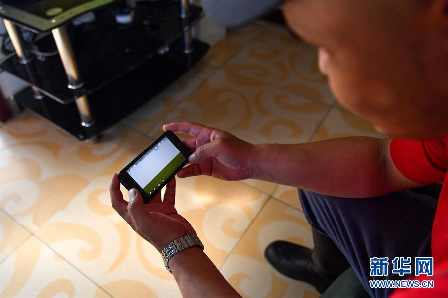 （走向我們的小康生活&middot;圖文互動(dòng)）（4）草原有了網(wǎng)，手機(jī)能放羊&mdash;&mdash;看呼倫貝爾大草原牧民生活變了樣 