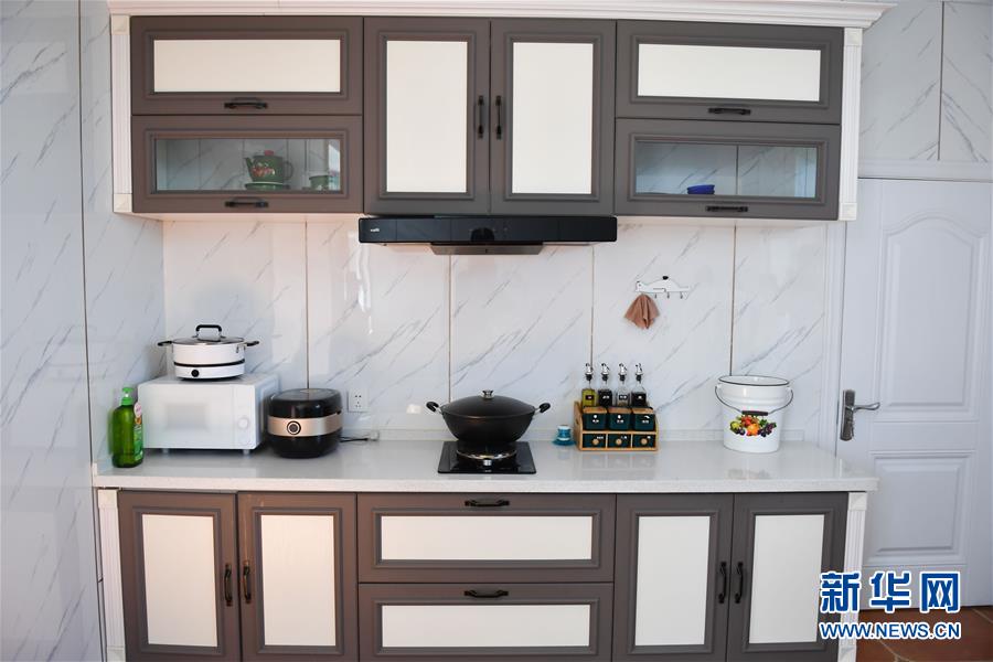 （走向我們的小康生活&middot;圖文互動(dòng)）（7）草原有了網(wǎng)，手機(jī)能放羊&mdash;&mdash;看呼倫貝爾大草原牧民生活變了樣 