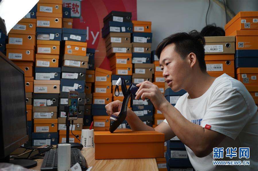 (民生直通車·圖文互動)(1)生產(chǎn)線“突圍” 創(chuàng)新領跑“下一站”——“中國女鞋之都”轉型升級之路