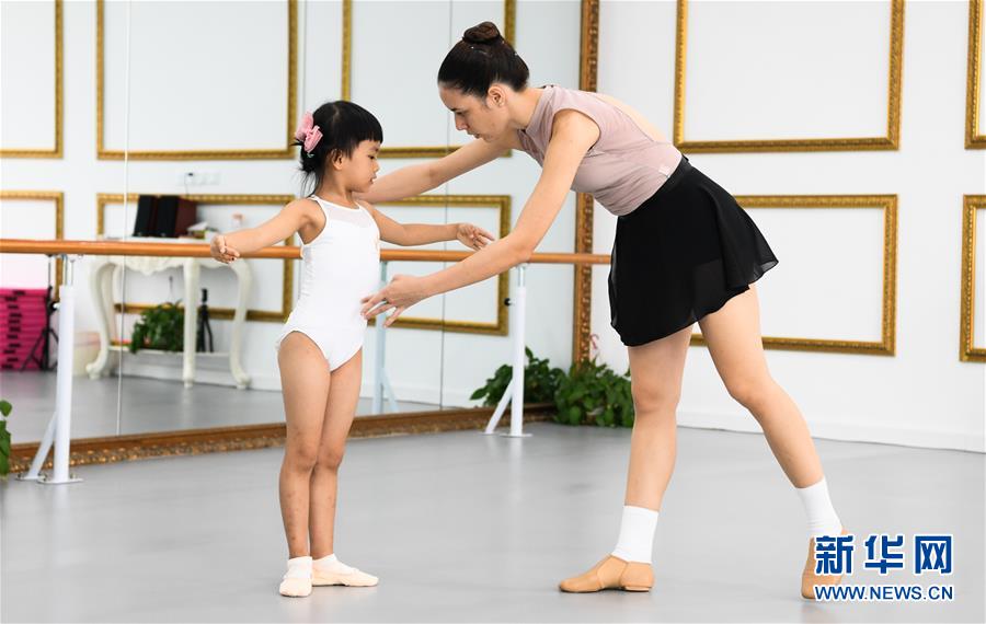 （在習(xí)近平新時(shí)代中國特色社會主義思想指引下&mdash;&mdash;新時(shí)代新作為新篇章&middot;習(xí)近平總書記關(guān)切事&middot;圖文互動）（10）感受開放新魅力&mdash;&mdash;海南自由貿(mào)易港建設(shè)開局觀察