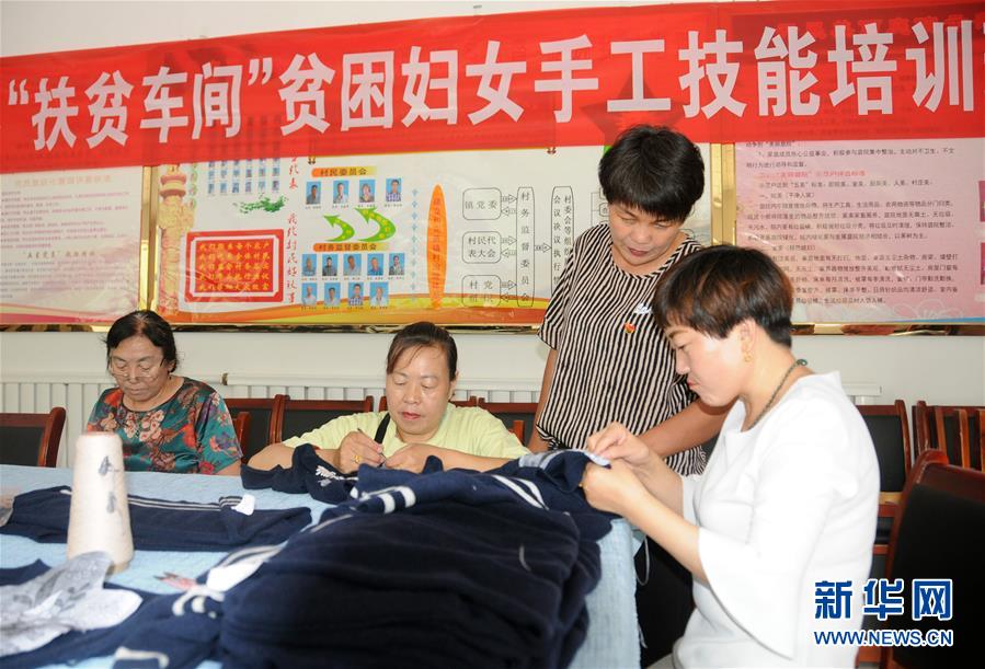 （決戰(zhàn)決勝脫貧攻堅&middot;圖文互動）（1）內(nèi)蒙古河套：一雙巧手、一副棒針、一團毛線打造貧困戶&ldquo;炕頭經(jīng)濟&rdquo;