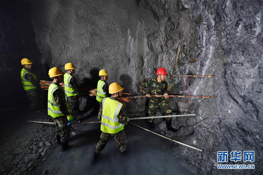 (軍事·圖文互動(dòng))(5)為導(dǎo)彈筑巢的“彝族雄鷹”——記“最美新時(shí)代革命軍人”沙子呷