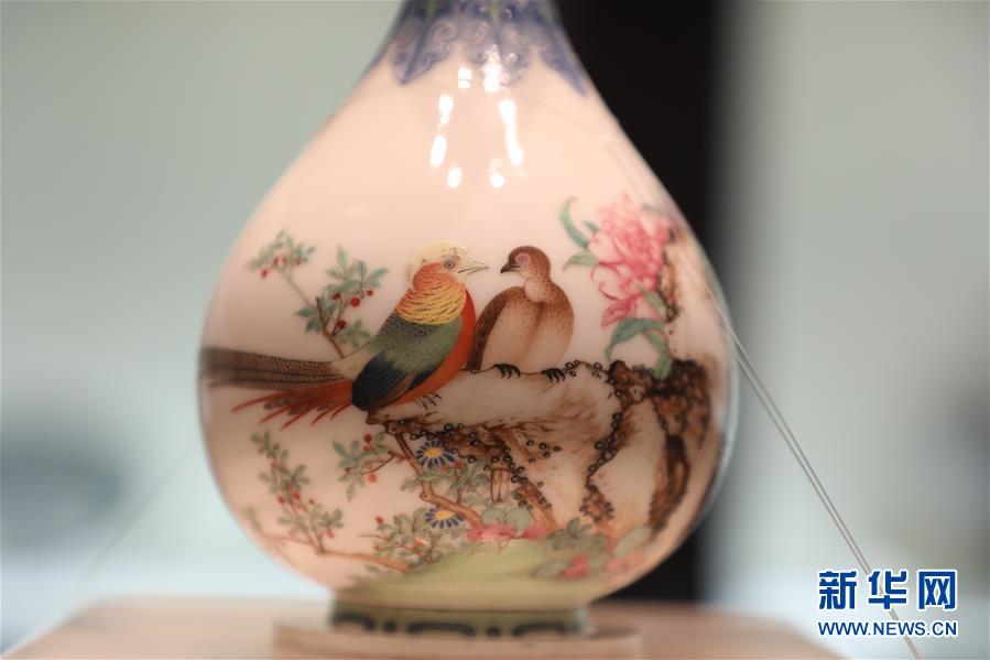 （文化視點&middot;聽文物講故事&middot;圖文互動）（3）琺瑯彩玉壺春瓶：乾隆皇帝甄選 成就舉世孤品