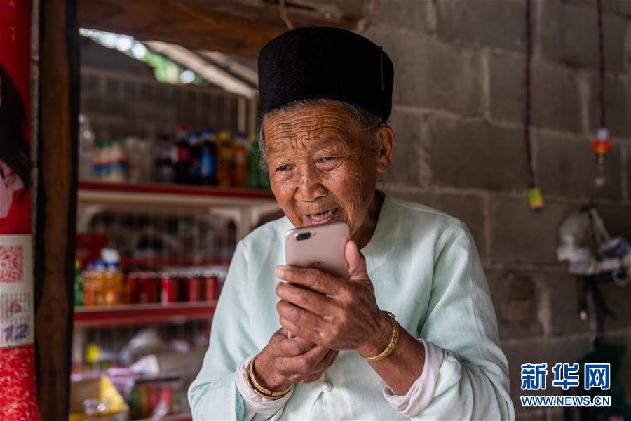 （決戰(zhàn)決勝脫貧攻堅(jiān)&middot;圖文互動(dòng)）（2）眼前的生活就是詩和遠(yuǎn)方&mdash;&mdash;藝術(shù)引領(lǐng)云南傣族山村蝶變