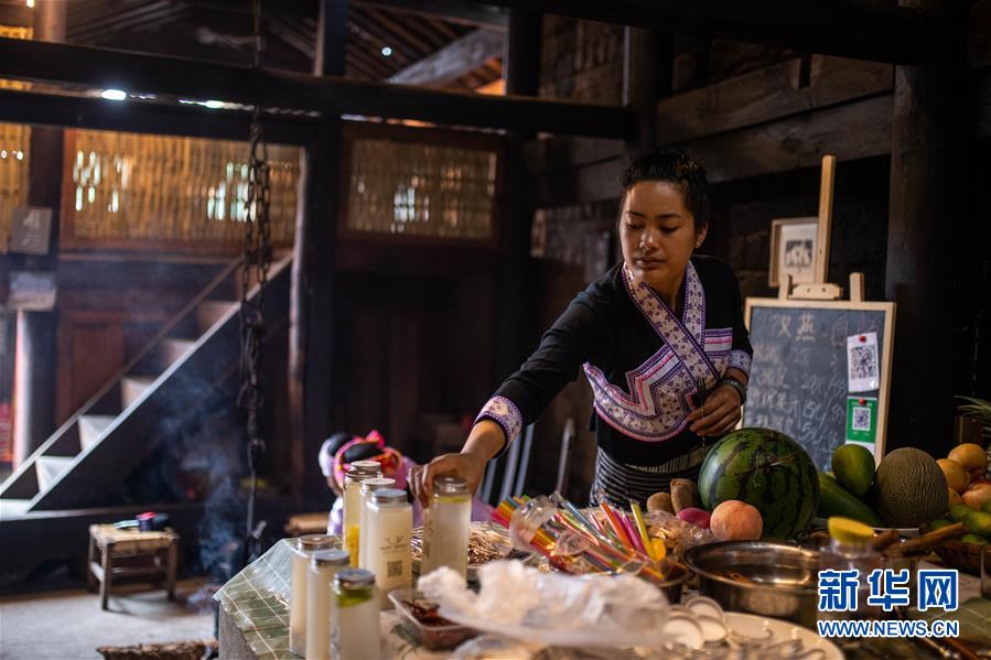 （決戰(zhàn)決勝脫貧攻堅(jiān)&middot;圖文互動(dòng)）（3）眼前的生活就是詩和遠(yuǎn)方&mdash;&mdash;藝術(shù)引領(lǐng)云南傣族山村蝶變