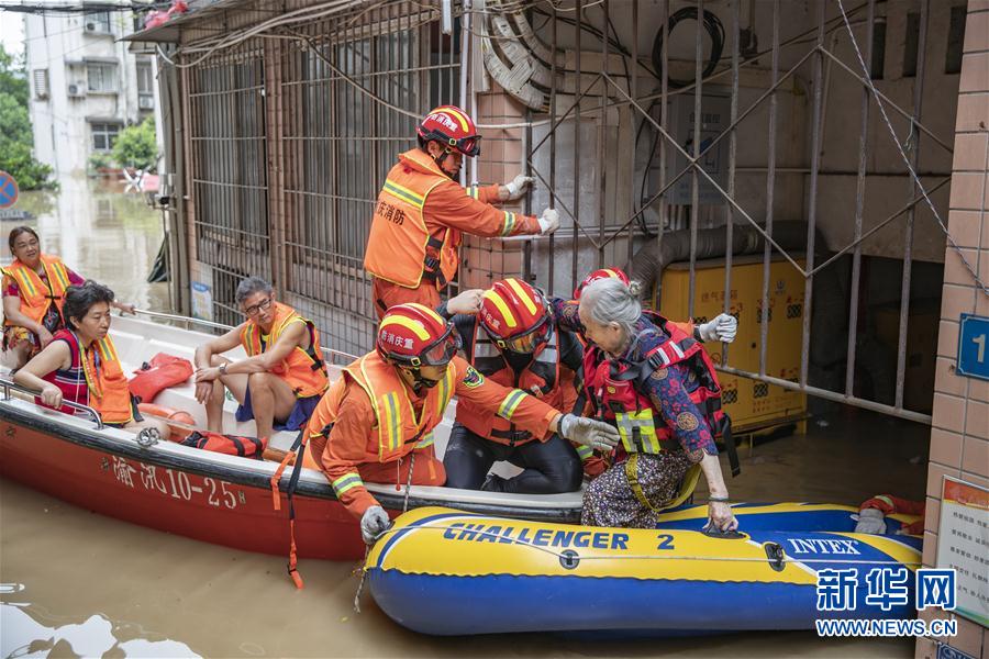 （防汛抗洪&middot;圖文互動(dòng)）（11）筑起防大汛的堅(jiān)強(qiáng)防線&mdash;&mdash;重慶防御長(zhǎng)江、嘉陵江過境洪峰現(xiàn)場(chǎng)記錄