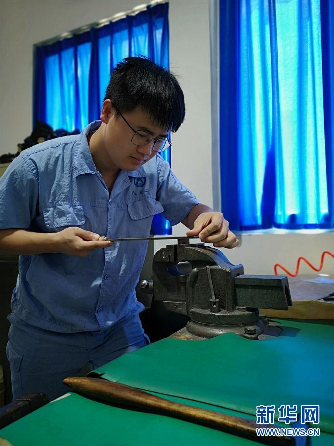 （總書記推動(dòng)的改革身邊事&middot;教育改革篇&middot;圖文互動(dòng)）（2）特寫：&ldquo;95后&rdquo;上海職校生：&ldquo;我的工牌上印著&lsquo;中國(guó)航天&rsquo;&rdquo;