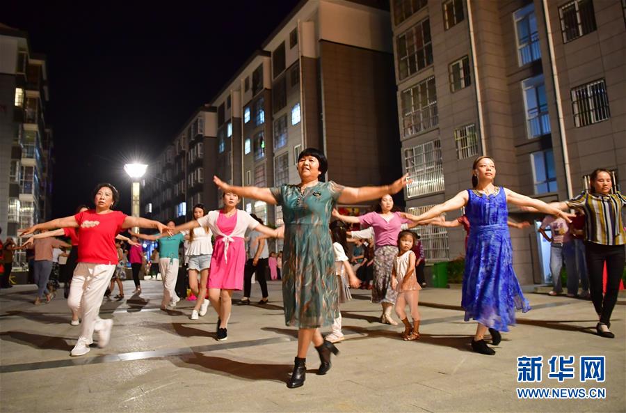 （走向我們的小康生活&middot;圖文互動）（4）&ldquo;樓上過日子，樓下賺票子&rdquo;&mdash;&mdash;來自陜西安康的易地扶貧搬遷一線觀察