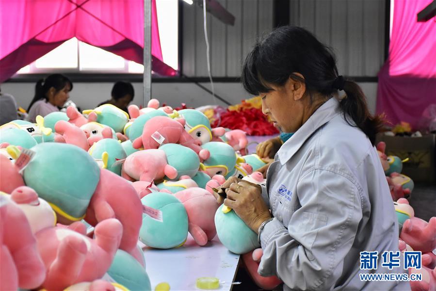 (決戰(zhàn)決勝脫貧攻堅(jiān)·圖文互動(dòng))(2)勤英“三板斧” 劈開山窩窩