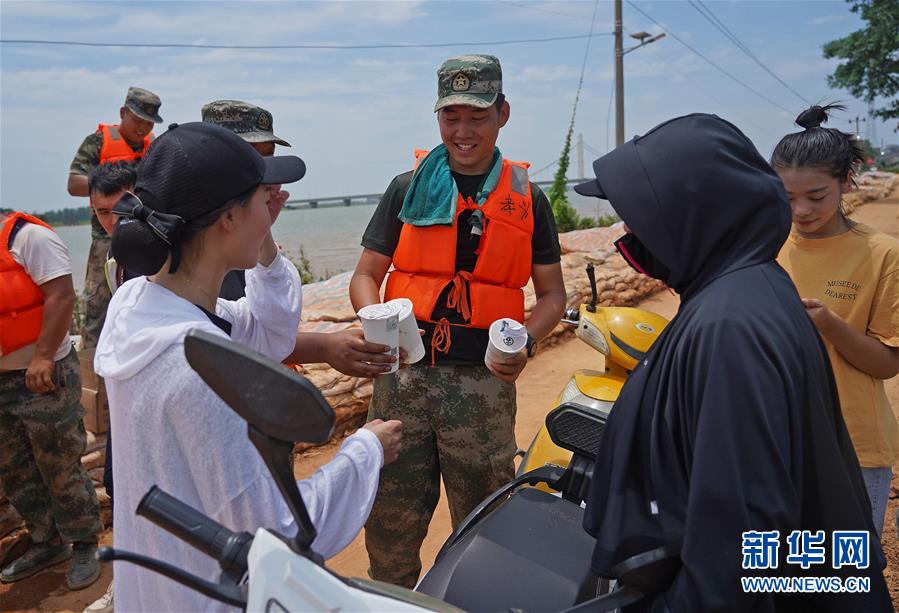 （新華全媒頭條&middot;圖文互動(dòng)）（10）&ldquo;洪線&rdquo;逆險(xiǎn)守家國&mdash;&mdash;抗洪一線的凡人星光