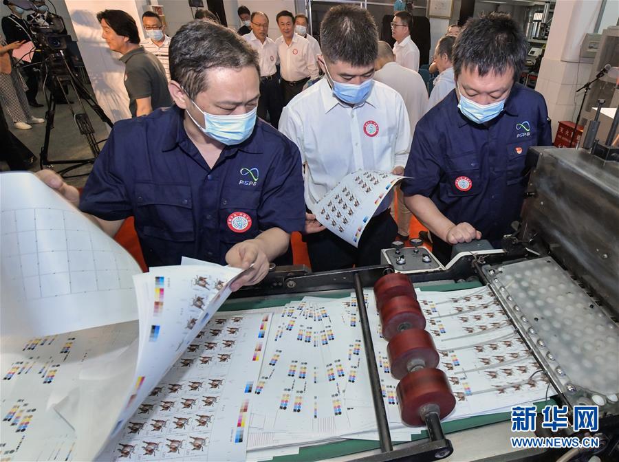 (民生直通車·圖文互動)(1)揭秘生肖牛年郵票——《辛丑年》特種郵票開機印刷