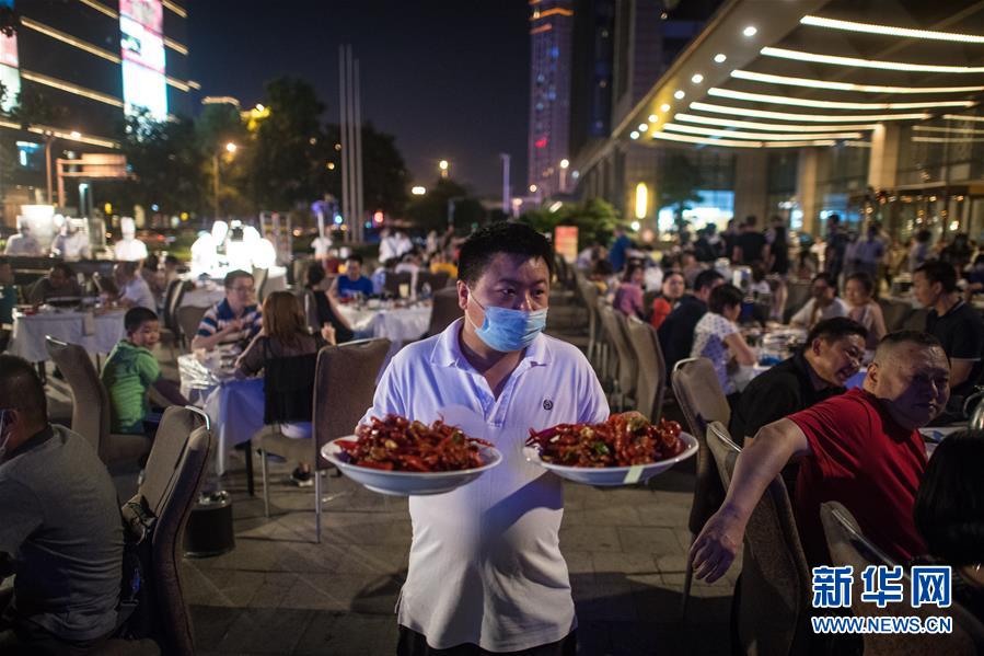 （在習近平新時代中國特色社會主義思想指引下&mdash;&mdash;新時代新作為新篇章&middot;習近平總書記關切事&middot;圖文互動）（4）消費回暖市聲新&mdash;&mdash;內(nèi)需動力不斷釋放的市場觀察