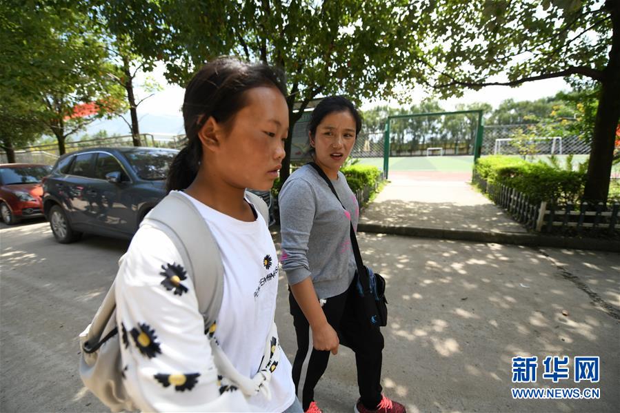 （熱點(diǎn)鮮報(bào)&middot;圖文互動(dòng)）（1）為了大涼山的下一代，她奔赴在助學(xué)路上