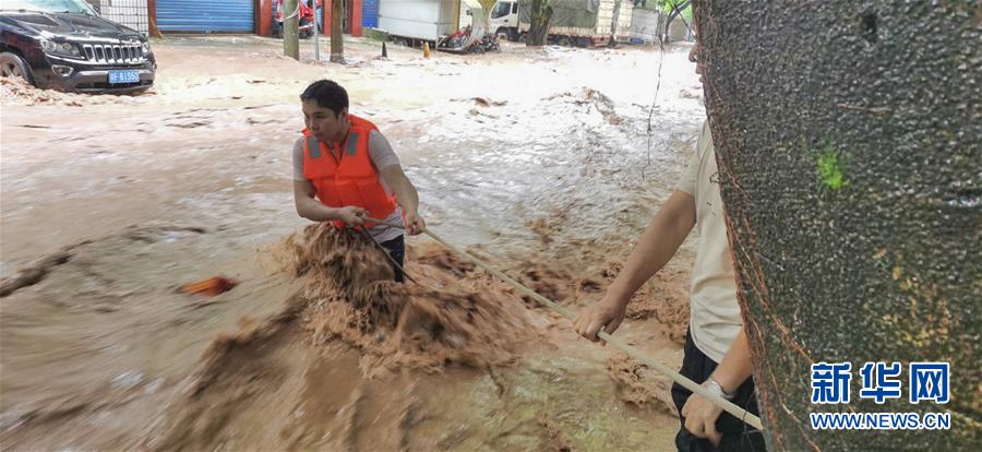 （在習(xí)近平新時(shí)代中國(guó)特色社會(huì)主義思想指引下&mdash;&mdash;新時(shí)代新作為新篇章&middot;習(xí)近平總書記關(guān)切事&middot;圖文互動(dòng)）（3）洪峰浪尖，鮮紅的黨旗高高飄揚(yáng)&mdash;&mdash;記防汛抗洪一線的共產(chǎn)黨員