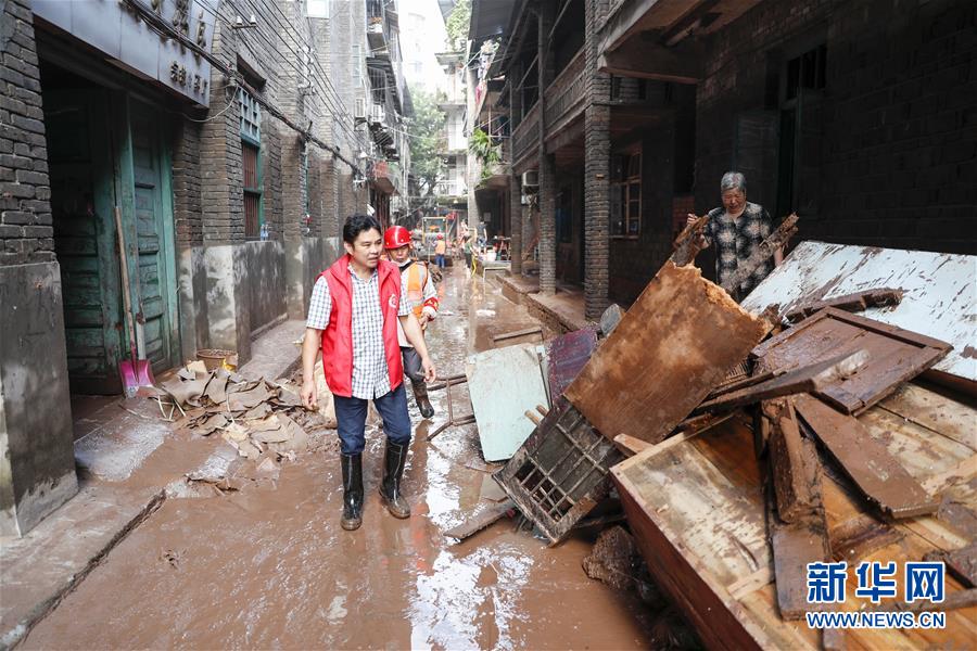 （在習(xí)近平新時(shí)代中國(guó)特色社會(huì)主義思想指引下&mdash;&mdash;新時(shí)代新作為新篇章&middot;習(xí)近平總書記關(guān)切事&middot;圖文互動(dòng)）（4）洪峰浪尖，鮮紅的黨旗高高飄揚(yáng)&mdash;&mdash;記防汛抗洪一線的共產(chǎn)黨員