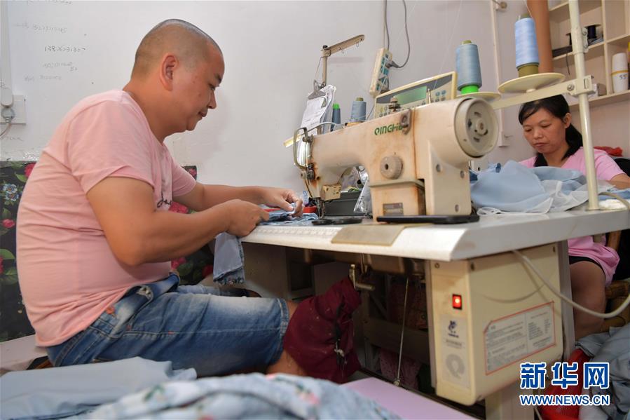 （走向我們的小康生活&middot;圖文互動）（1）&ldquo;一件衣裳&rdquo;，藏著脫貧致富新天地