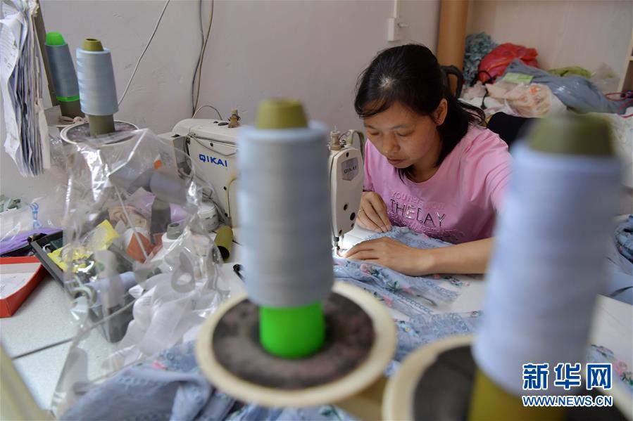 （走向我們的小康生活&middot;圖文互動）（2）&ldquo;一件衣裳&rdquo;，藏著脫貧致富新天地