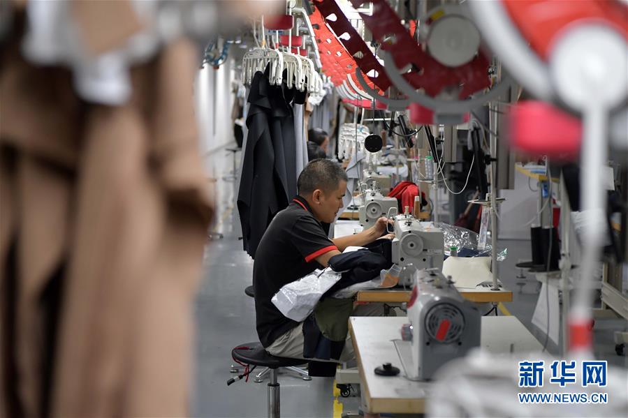 （走向我們的小康生活&middot;圖文互動）（4）&ldquo;一件衣裳&rdquo;，藏著脫貧致富新天地