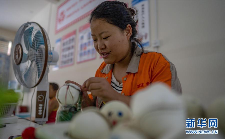 (新華全媒頭條·決戰(zhàn)決勝脫貧攻堅(jiān)·督戰(zhàn)未摘帽貧困縣·圖文互動)(14)脫貧的歌聲——云南直過民族和人口較少民族共入新時(shí)代