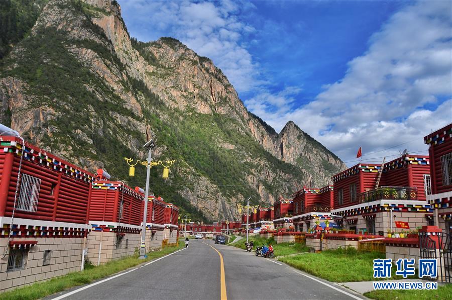 (新華全媒頭條·圖文互動)(1)命運的轉(zhuǎn)折——寫在四川甘孜藏族自治州建州70年之際