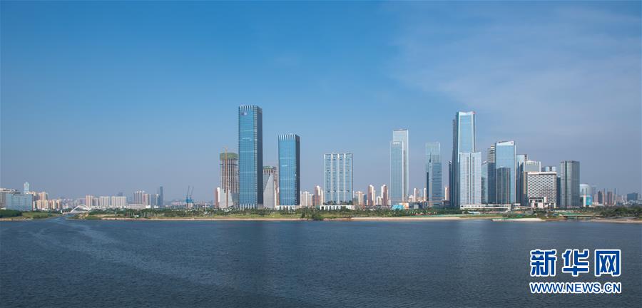 （在習(xí)近平新時代中國特色社會主義思想指引下&mdash;&mdash;新時代新作為新篇章&middot;習(xí)近平總書記關(guān)切事&middot;圖文互動）（2）我家大門常打開&mdash;&mdash;經(jīng)濟(jì)特區(qū)全方位對外開放故事