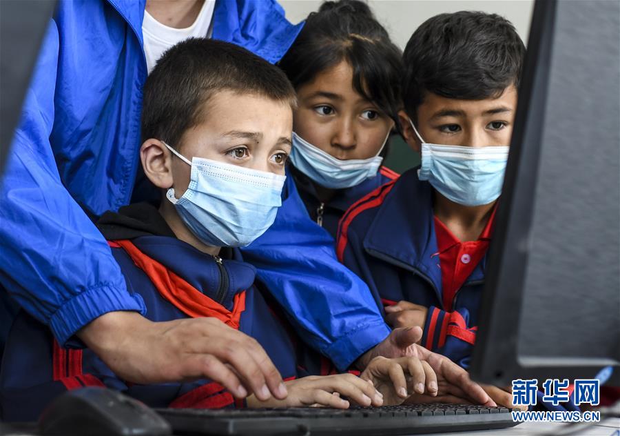 (新華全媒頭條·圖文互動)(4)新天地 新兒女 新奇跡——脫貧攻堅繪就新疆新圖景