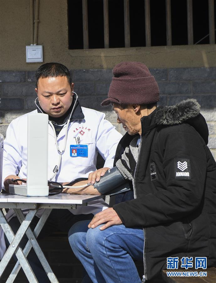 （習近平的小康故事&middot;新華網&middot;圖文互動）（5）&ldquo;真正解決好基層群眾看病難、看病貴問題&rdquo;&mdash;&mdash;習近平和群眾健康的故事