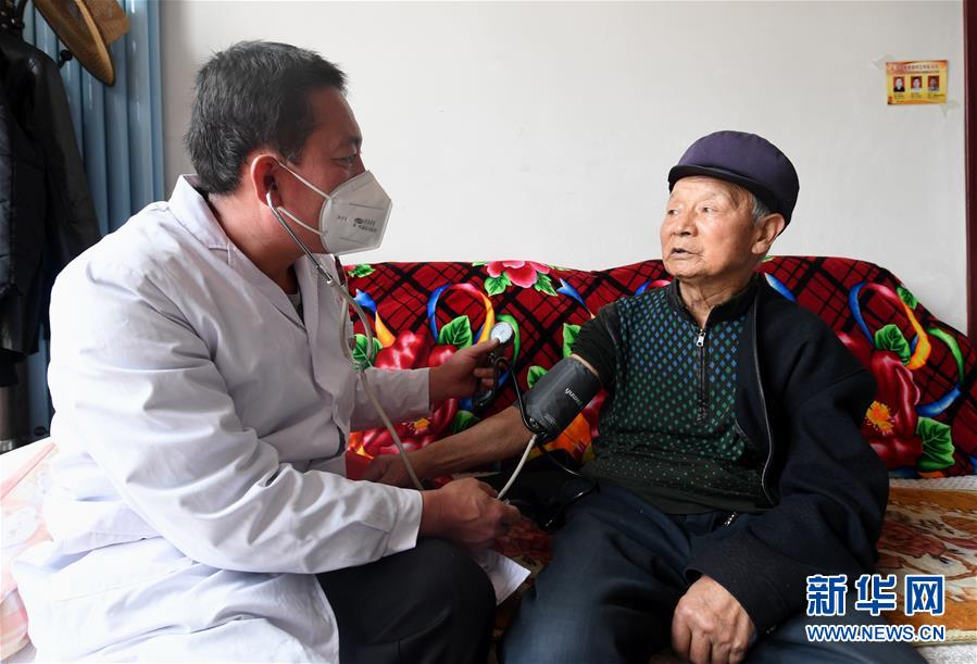 （習近平的小康故事&middot;新華網&middot;圖文互動）（2）&ldquo;真正解決好基層群眾看病難、看病貴問題&rdquo;&mdash;&mdash;習近平和群眾健康的故事