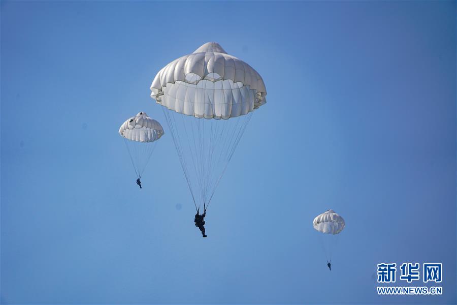 （在習近平強軍思想指引下&middot;我們在戰(zhàn)位報告&middot;圖文互動）（2）朵朵傘花綻放，勝戰(zhàn)精兵天降&mdash;&mdash;空降兵部隊某旅教導員余海龍帶領(lǐng)官兵傳承黃繼光精神記事
