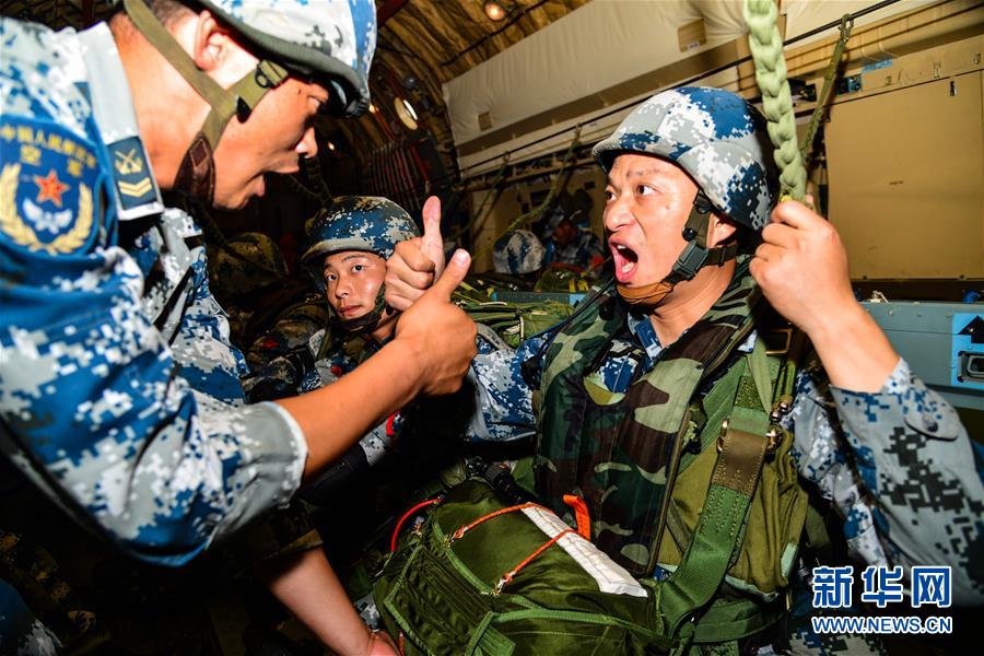 （在習近平強軍思想指引下&middot;我們在戰(zhàn)位報告&middot;圖文互動）（3）朵朵傘花綻放，勝戰(zhàn)精兵天降&mdash;&mdash;空降兵部隊某旅教導員余海龍帶領(lǐng)官兵傳承黃繼光精神記事