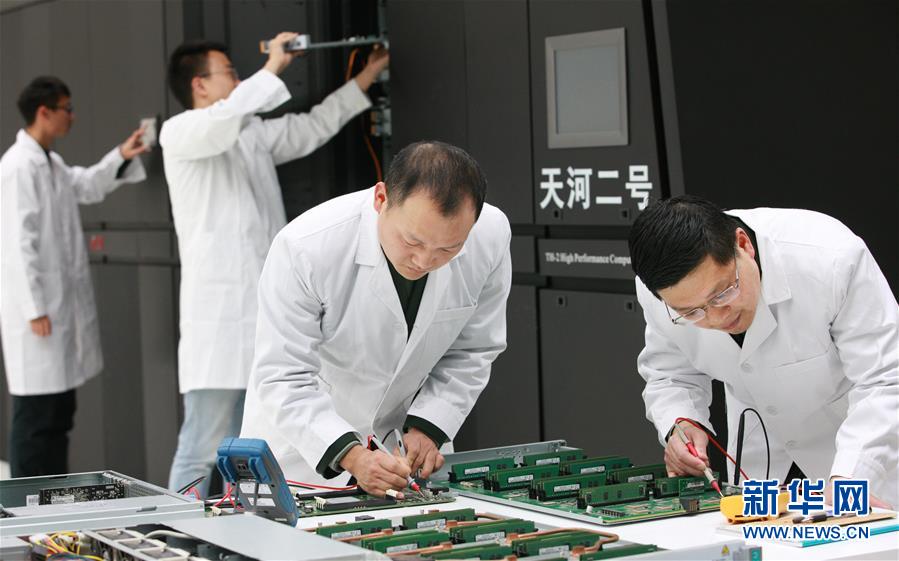 (在習(xí)近平強(qiáng)軍思想指引下·我們?cè)趹?zhàn)位報(bào)告·圖文互動(dòng))(2)向著未來(lái)戰(zhàn)場(chǎng)沖鋒——國(guó)防科技大學(xué)科研創(chuàng)新記事