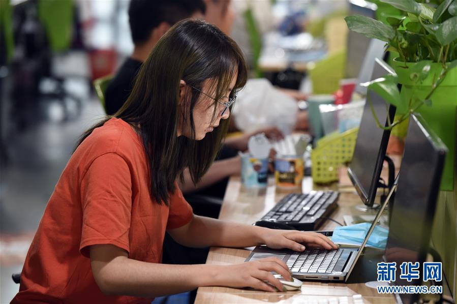 （新華全媒頭條&middot;兩會(huì)特別報(bào)道）（3）攻堅(jiān)克難贏未來&mdash;&mdash;從政府工作報(bào)告看2020年中國發(fā)展走向 