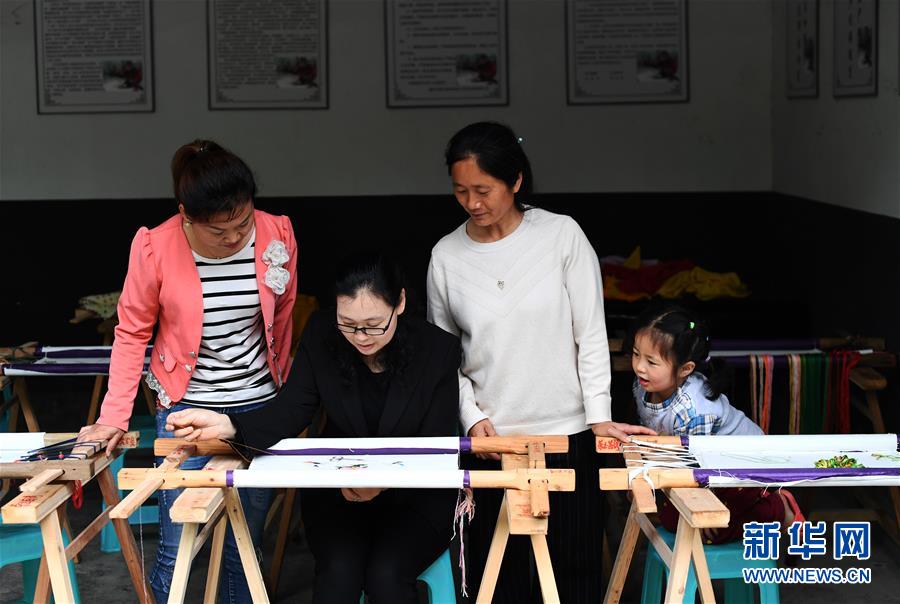 （兩會(huì)人物&middot;圖文互動(dòng)）（1）帶娃、賺錢兩不誤&mdash;&mdash;一位農(nóng)民工代表眼中的脫貧新工作