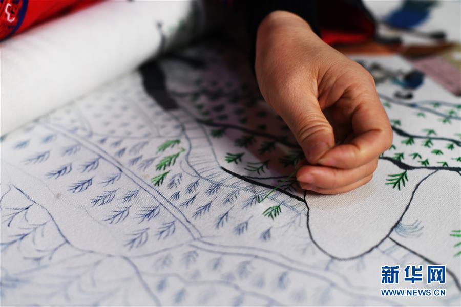 （兩會(huì)人物&middot;圖文互動(dòng)）（2）帶娃、賺錢兩不誤&mdash;&mdash;一位農(nóng)民工代表眼中的脫貧新工作