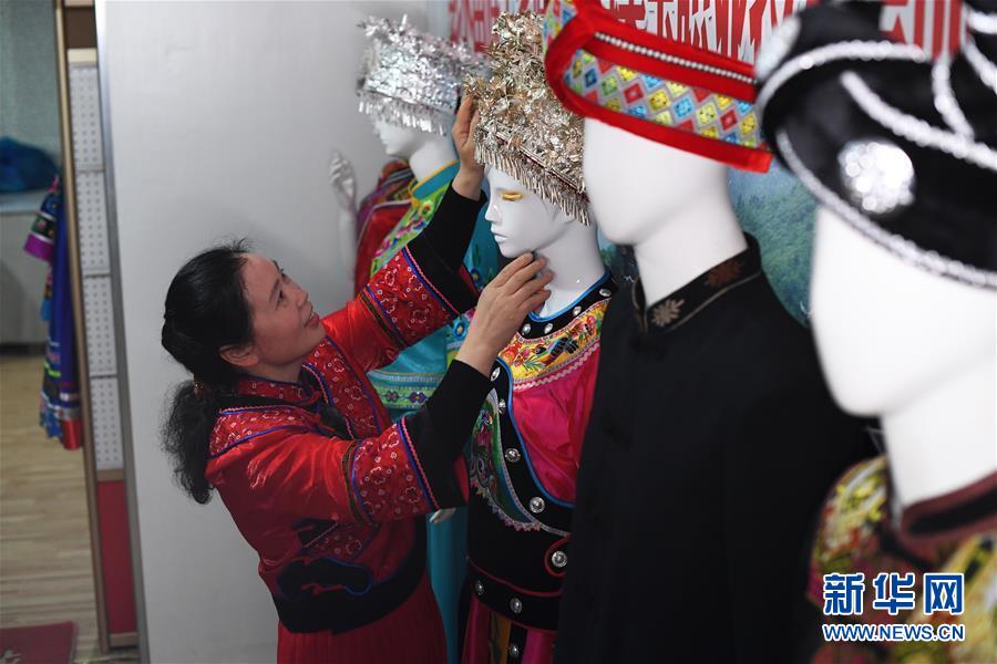 （兩會(huì)人物&middot;圖文互動(dòng)）（5）帶娃、賺錢兩不誤&mdash;&mdash;一位農(nóng)民工代表眼中的脫貧新工作