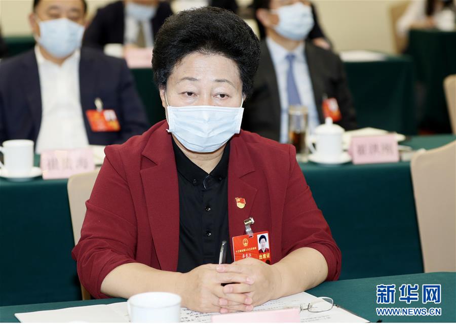 （兩會(huì)&middot;熱點(diǎn)畫(huà)報(bào)）（12）代表委員建言統(tǒng)籌做好經(jīng)濟(jì)社會(huì)發(fā)展工作