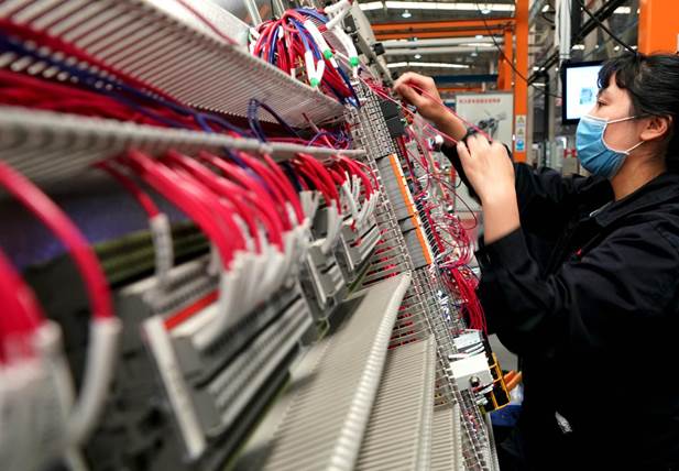 4月21日，在位于河南省許昌市的許繼電氣股份有限公司內(nèi)，工作人員在生產(chǎn)線上作業(yè)。新華社記者李安攝