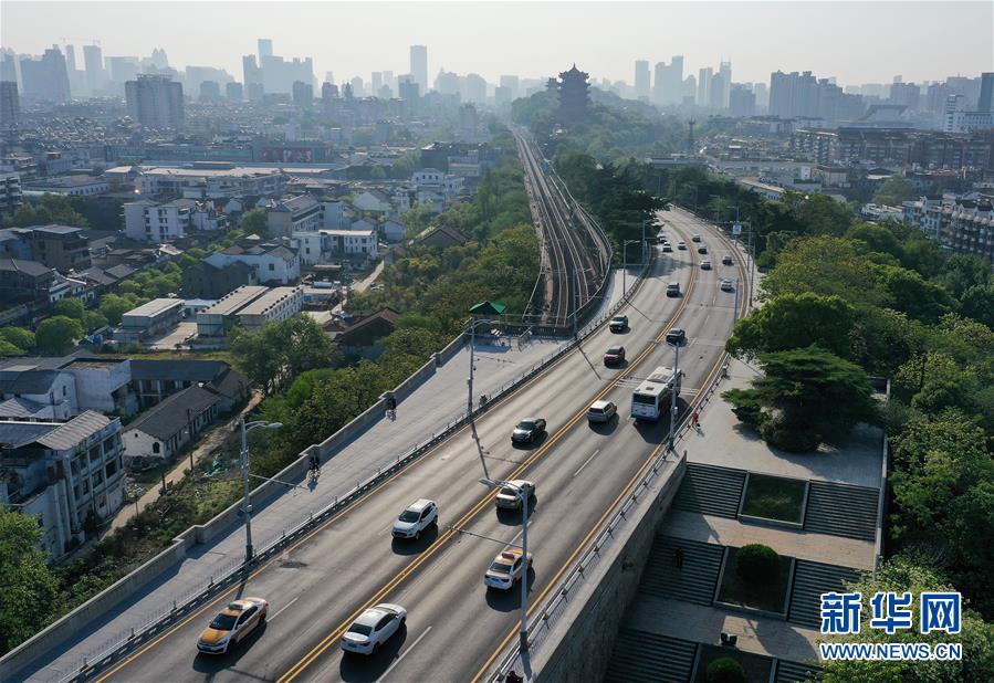 （新華全媒頭條&middot;圖文互動(dòng)）（13）從人民中汲取磅礴力量&mdash;&mdash;習(xí)近平總書記同出席2020年全國(guó)兩會(huì)人大代表、政協(xié)委員共商國(guó)是紀(jì)實(shí)