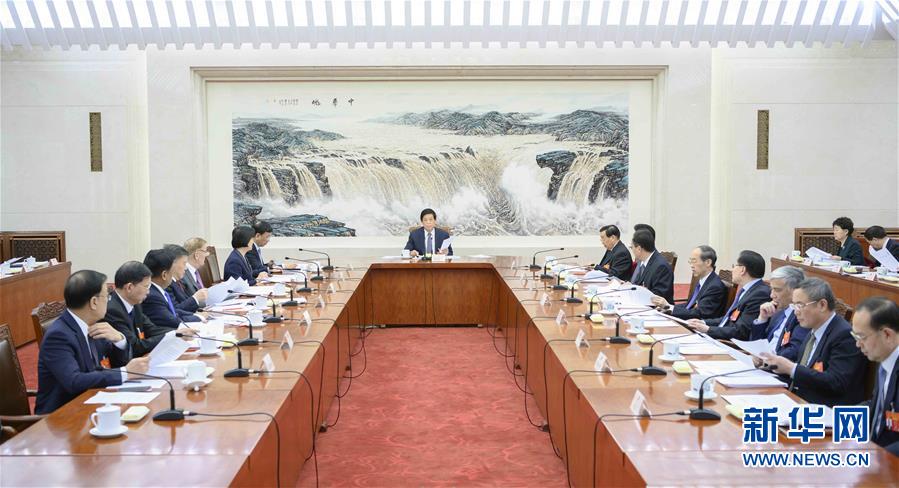 (兩會)十三屆全國人大二次會議主席團常務(wù)主席第一次會議舉行 栗戰(zhàn)書主持