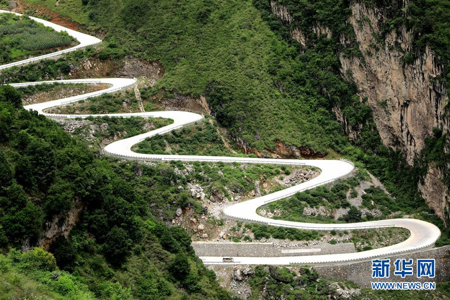 （在習(xí)近平新時代中國特色社會主義思想指引下&mdash;&mdash;新時代新作為新篇章&middot;總書記關(guān)心的百姓身邊事&middot;圖文互動）（2）&ldquo;四好農(nóng)村路&rdquo;：通向幸福，通向遠方