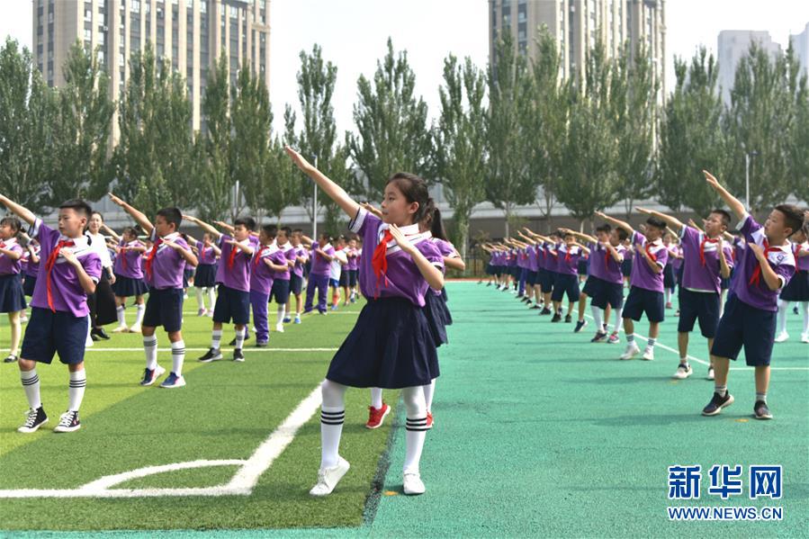 （體育&middot;圖文互動(dòng)）（1）（在習(xí)近平新時(shí)代中國(guó)特色社會(huì)主義思想指引下&mdash;&mdash;新時(shí)代新作為新篇章&middot;總書記關(guān)心的百姓身邊事）奔跑吧，少年！&mdash;&mdash;體育讓孩子們插上強(qiáng)壯的翅膀（配本社同題文字稿）