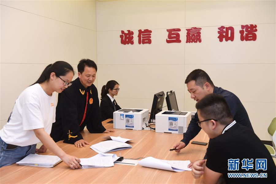 (新華全媒頭條·圖文互動)(8)開啟法治中國新時代——以習近平同志為核心的黨中央推進全面依法治國紀實